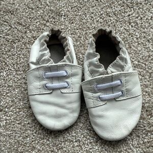 Robeez White Leather Soft Sole Baby Shoes Moccasins 6 - 12 months